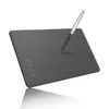 A black graphics tablet with a stylus resting on it, presented on a white background with a reflection. Produktbild-Vorschau