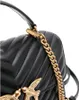 Close-up of a black quilted handbag with gold hardware and chain strap. Voir les images du produit