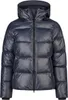 A studio shot of a navy blue puffer jacket. Voir les images du produit