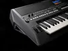 A close-up, angled view of a black and gray Yamaha PSR-SX 600 keyboard against a black background. Anteprima dell’immagine prodotto