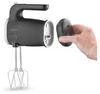 A hand is shown attaching a cap to a hand mixer. Produktbild-Vorschau
