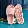 Paar hellrosa Slide-Sandalen, eine aufrecht mit strukturiertem Obermaterial, die andere umgedreht mit gerippter Sohle und Drainagelöchern Náhľad obrázku produktu