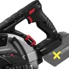 A close-up view of the handle and battery of a cordless metal saw. Produktbild-Vorschau