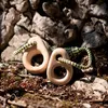 Produktfoto von "Mono" Klettergriffen aus Holz mit grünem und schwarzem Seil; geeignet für Trainingboards. Produktbild-Vorschau