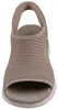 Das Bild zeigt eine beige Sandale die aus verschiedenen Materialien gefertigt ist. Die Ansicht ist von der Seite und zeigt die Form und das Design der Sandale. Produktbild-Vorschau