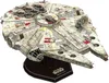 A 3D model of the Millennium Falcon spaceship from Star Wars, displayed on a stand. Anteprima dell’immagine prodotto