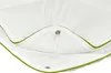 A close-up view of a white duvet with green trim and metal snaps. Produktbild-Vorschau