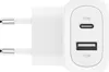 A white dual-port USB charger with a European plug. Anteprima dell’immagine prodotto