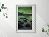 Nordlicht - grüne Landschaft– Wandbild mit Rahmen – Produktbild-Vorschau 2