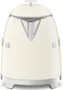 A close-up studio shot of a beige Smeg electric kettle. Voir les images du produit