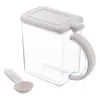 A clear studio shot of a transparent plastic storage container with a white lid and handle, along with a small white scoop. Anteprima dell’immagine prodotto