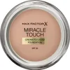 A top-down view of a round makeup compact with a clear lid and a beige foundation inside. Voir les images du produit