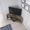 A corner TV stand with a TV and soundbar on it, placed in a room with white walls and light wooden flooring. Anteprima dell’immagine prodotto