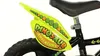 Close-up of the rear fender and seat of a child's bicycle with a dinosaur theme. Voir les images du produit