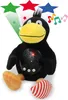 A plush toy raven with a star projector on its chest, surrounded by colorful stars and musical notes. Produktbild-Vorschau
