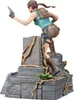 A statue of Lara Croft from Tomb Raider, posed dynamically on a stone ruin. Anteprima dell’immagine prodotto