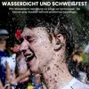 A person is getting splashed with water while wearing earbuds. Produktbild-Vorschau
