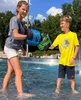 Two children are playing in a fountain with boxing gloves. Produktbild-Vorschau