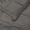 A close-up view of a quilted gray weighted blanket. Anteprima dell’immagine prodotto
