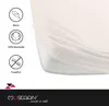 A close-up of a white fitted sheet on a mattress, with icons and text describing product features on the left. Produktbild-Vorschau