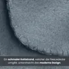 Close-up of a gray fleece blanket showing its edge stitching. Produktbild-Vorschau