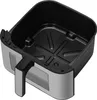 A close-up, angled view of an empty air fryer basket with a handle. Anteprima dell’immagine prodotto