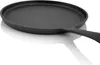 A close-up, angled shot of a black cast iron pancake pan on a white background. Produktbild-Vorschau