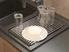 A dish drying rack with glasses and a plate on it, placed in a sink. Podgląd zdjęcia produktu