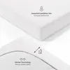 A close-up view of a white fitted sheet, showing its texture and elastic edge. Produktbild-Vorschau
