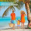 Mann trägt farbwechselnde Schwimmhose, hält Händchen mit Frau und Kind an einem tropischen Strand Náhľad obrázku produktu
