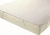 A white mattress protector is shown on a mattress. Produktbild-Vorschau