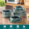 A set of green ceramic dishes and bowls are arranged on a wooden table, with a plant and kitchen appliances in the background. Icons indicating product features are displayed at the bottom. Voir les images du produit