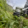 A close-up shot of a string trimmer head cutting through tall grass. Voir les images du produit