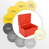 A red wooden storage box with its lid open, surrounded by circular callouts detailing its features and specifications. Produktbild-Vorschau