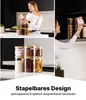 Collage einer Frau, die ein Glas-Aufbewahrungsglas mit Bambusdeckel hält, und eines Stapels Gläser, gefüllt mit verschiedenen Lebensmitteln Produktbild-Vorschau
