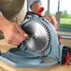 A person's hands are shown adjusting a circular saw blade with a tool. Voir les images du produit