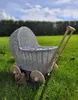Grauer handgefertigter Puppenwagen mit Holzrädern und Produktbild-Vorschau 4