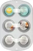 A top-down view of a silver muffin tin with product information labels attached. Anteprima dell’immagine prodotto