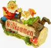 Welcome Gartenzwerg auf Holzstamm Gnom Figur Gartenfigur Produktbild-Vorschau 1