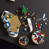 LEGO® Icons 10293 Besuch des Weihnachtsmanns set components and assembled pieces are laid out on a dark surface. Podgląd zdjęcia produktu