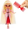 A doll is shown with a comb being held by a hand. Voir les images du produit