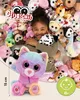 A young girl is surrounded by many plush toys, holding one in her arms. A large plush cat is in the foreground. Anteprima dell’immagine prodotto