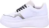 A side view of a white sneaker with black laces and beige accents. Produktbild-Vorschau