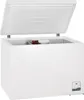 A white chest freezer with the lid open, showing a small basket of grapes and a container inside. Produktbild-Vorschau
