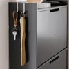 Seitenansicht der Haken mit Schlüssel und Schuhzieher am SoBuy Schuhschrank Voir les images du produit