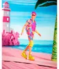 Barbie Ken en tenue de cinéma sur patins à roulettes Voir les images du produit 6