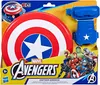 The image shows the retail packaging of a Captain America toy set, featuring the shield and gauntlet, along with illustrations of various Avengers characters. Anteprima dell’immagine prodotto