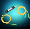 A fiber optic splitter with yellow cables and green connectors against a blue gradient background. Anteprima dell’immagine prodotto