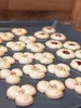 A close-up view of freshly baked cookies arranged on a baking sheet. Anteprima dell’immagine prodotto