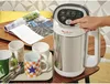 A soup maker is shown on a table with mugs and a magazine. Produktbild-Vorschau